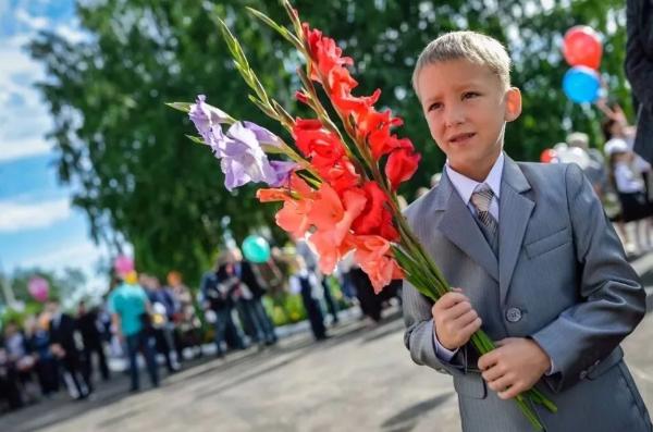 Стало известно, сколько жители РФ потратили на цветы к 1 сентября