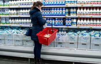 Ритейлеры не фиксируют перебоев в поставках молока и сока из-за нехватки тары