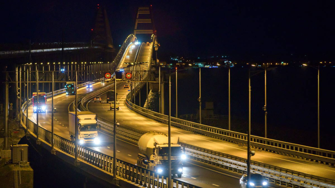 Движение грузовиков по Крымскому мосту планируют запустить к вечеру субботы