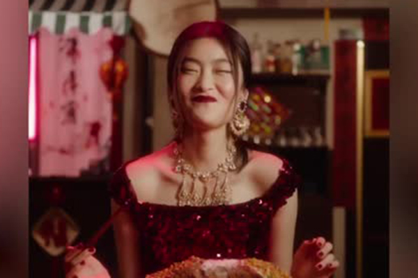 Модель из скандальной рекламы Dolce&Gabbana извинилась перед китайцами