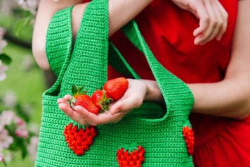 «ВкусВилл» выпустил лимитированную коллекцию шоперов к клубничному сезону (ФОТО)