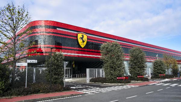 Производитель машин Ferrari создал первую коллекцию одежды