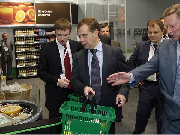 Медведев вмешается в ценовой спор между ритейлерами и поставщиками