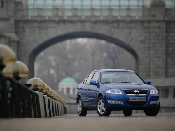 Продажи легковых автомобилей в России в феврале упали на 38%