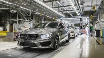 Mercedes продаст свои доли в российских компаниях дилеру «Автодом»