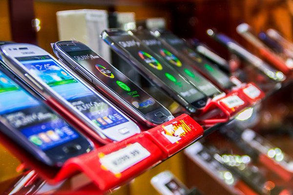 Продажи смартфонов рекордно упали за 2018 год