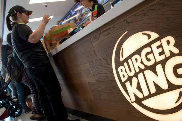 Burger King отказался платить беременным от футболистов женщинам