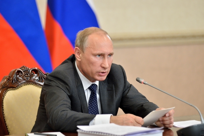 Владимир Путин поручил проработать введение НДС для иностранных интернет-ритейлеров