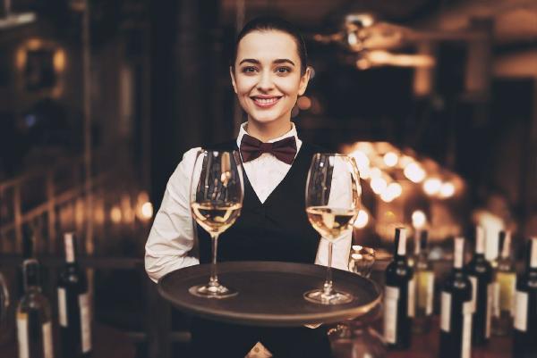 Зарплаты в ресторанном и гостиничном бизнесе России в июне выросли на 9%