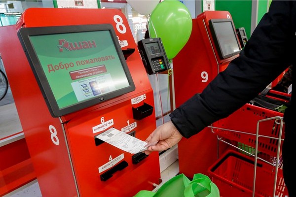 Покупатели пожаловались на трудности с оплатой купюрами 200 и 2000 рублей в «Ашане» 