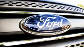 Компания Ford задерживает поставки новых автомобилей из-за нехватки шильдиков с логотипом