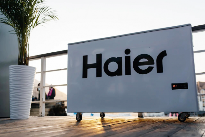 Компания Haier совместно с «Фабрикой грез» представила новый коммерческий морозильный ларь со стеклянными дверцами