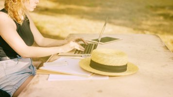 Исследование: Каждый третий россиянин опасается конфликта с начальством из-за нежелания оставаться на связи в отпуске