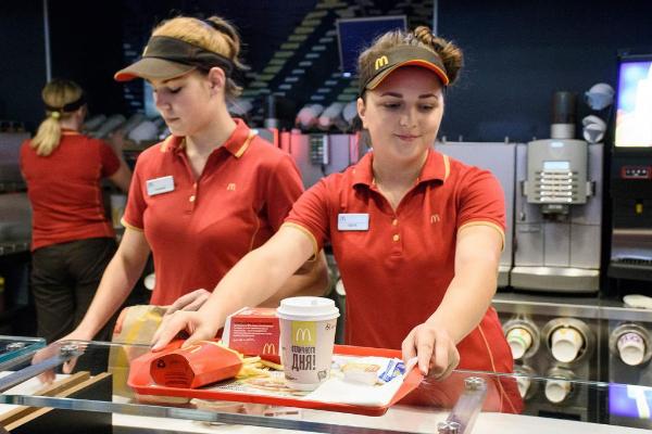 Доходы большинства россиян ниже минимальной зарплаты в американском McDonald's