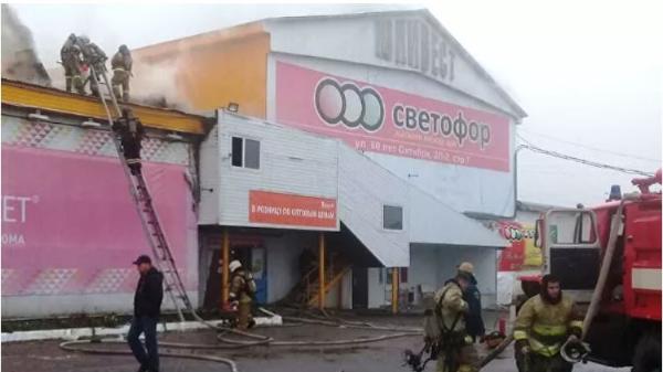 Дисконт-центр «Светофор» горит в Нижневартовске