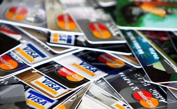 Банки снизили лимиты по кредитным картам