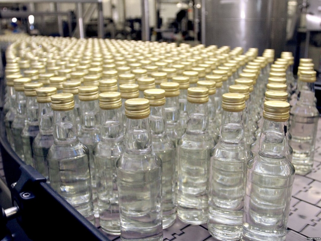 Минимальная стоимость бутылки водки снижена с 220 до 185 рублей