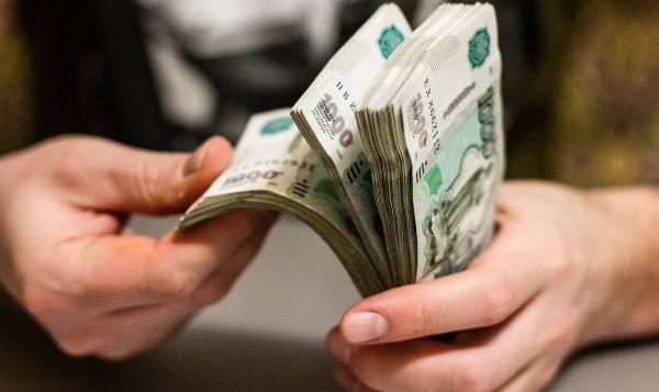 Россияне третий месяц подряд берут рекордное количество кредитов наличными