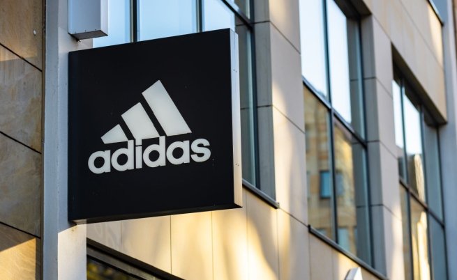 Adidas в третий раз за год повышает прогноз прибыли