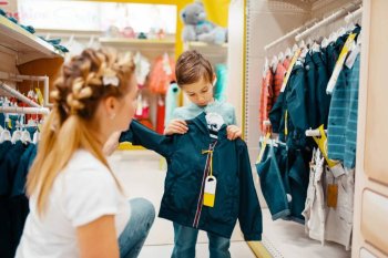 «Котофей»: россияне стали внимательнее выбирать одежду для своих детей