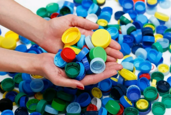 Ubirator и «ВкусВилл» за 7 месяцев собрали и утилизировали более 600 тысяч пластиковых крышек