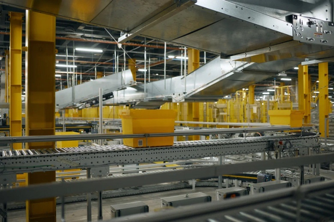 «Яндекс Маркет» внедрил системы управления конвейером на складе в Подмосковье