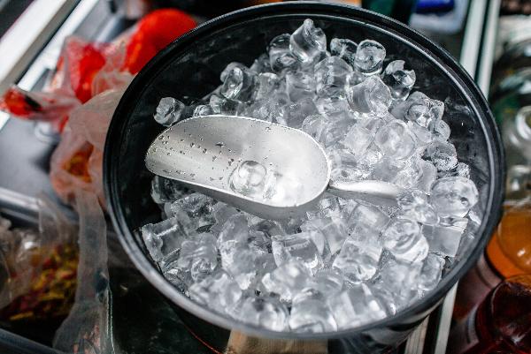 Ozon fresh: московская жара «раскалила» спрос на пищевой лед, мороженое и воду