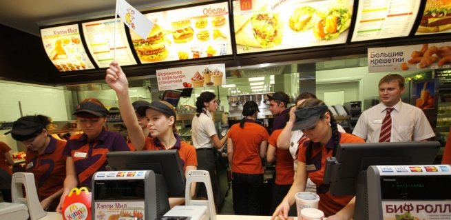 Сеть Макдоналдс планирует перейти на ресторанный сервис
