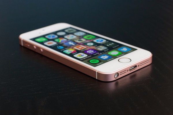 Прокуратура Парижа завела дело на Apple из-за замедления работы устройств