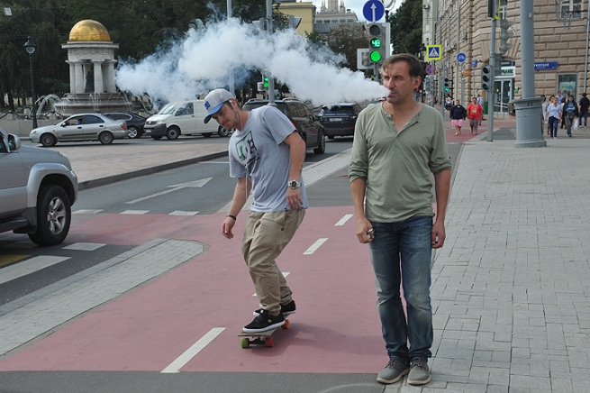 Московские депутаты одобрили запрет на курение вейпов и кальянов
