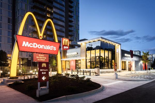 Макдоналдс подал в суд на бывшего главу компании Стивена Истербрука