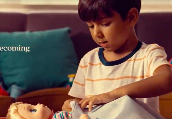 Производитель игрушек Hasbro призвал мальчиков играть в куклы