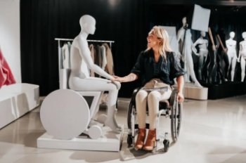 В универмаге Primark появился манекен в инвалидной коляске