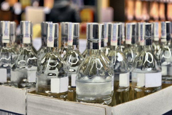 Росалкоголь не планирует повышать минимальные цены на водку и коньяк в этом году