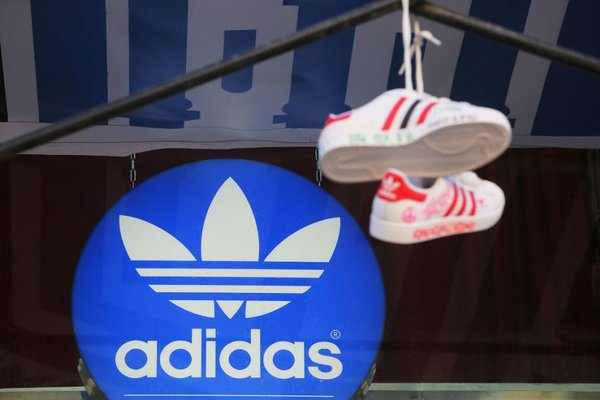 Adidas нарастил онлайн-продажи на 40% за счет функции покупок в Instagram