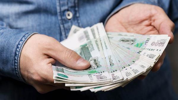 Большинство российских компаний повысили зарплаты сотрудникам Большинство российских компаний повысили зарплаты сотрудникам