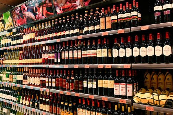 Минпромторг рекомендовал регионам обойтись без ограничений продаж алкоголя