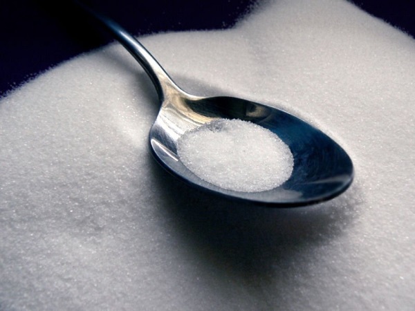 Правительство Москвы продаст весь запас сахара из резервного фонда в 2015 году