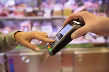 В России доля безналичных платежей в рознице в 2022 году достигла 78,1%