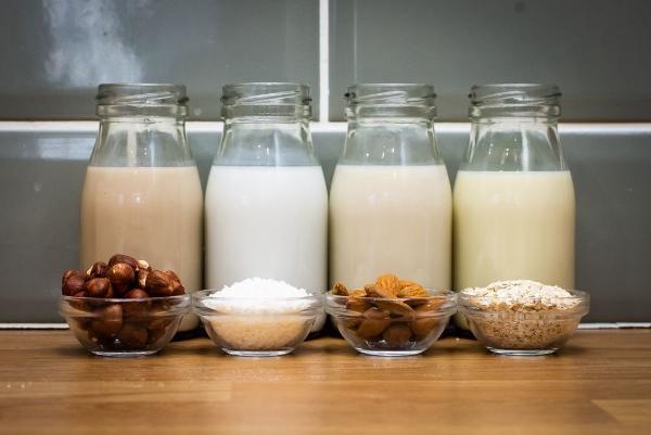 Роскачество оценило пользу растительных аналогов молока