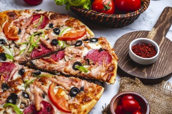 Рэпер Тимати и ресторатор Антон Пинский приобрели активы пиццерии Domino's Pizza в России