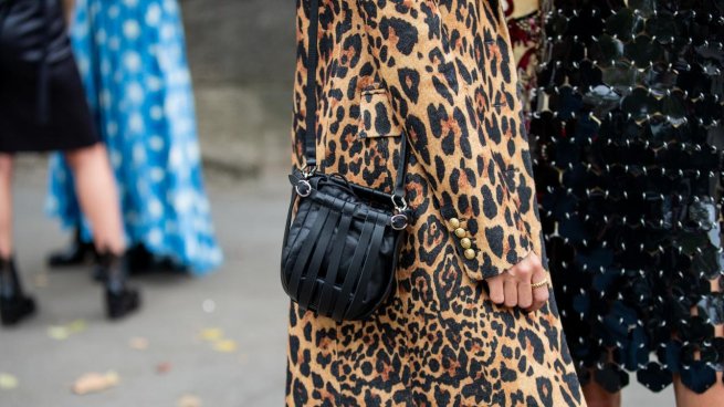Сандалии с носками и леопардовый принт: россияне рассказали о странных модных тенденциях