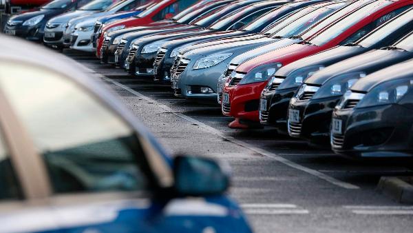 Продажи легковых машин в России в 2022 году упали на 59%