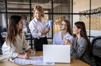 Работодатели стали реже искать новых сотрудников на замену уволившимся