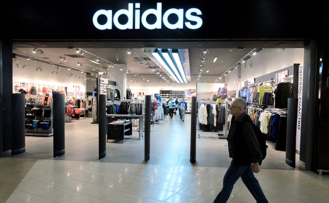 Adidas закроет 160 магазинов в России