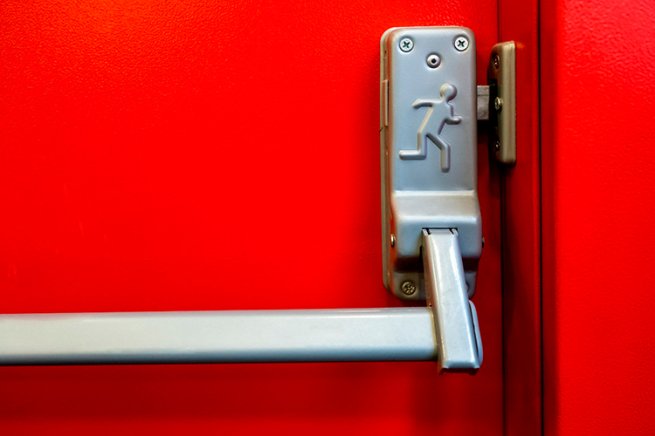 Требования и стандарты к дверным ручкам для противопожарных дверей