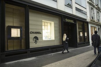 Бутики Chanel обклеили стикерами с Гитлером после скандала с россиянами
