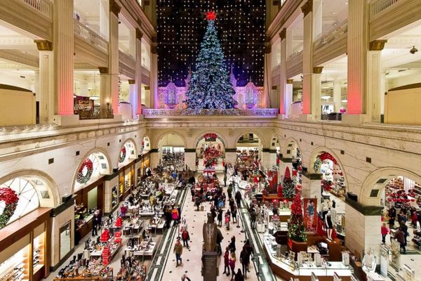 Феноменальный рост рождественских продаж в США отмечен на фоне рекордного числа закрывшихся магазинов