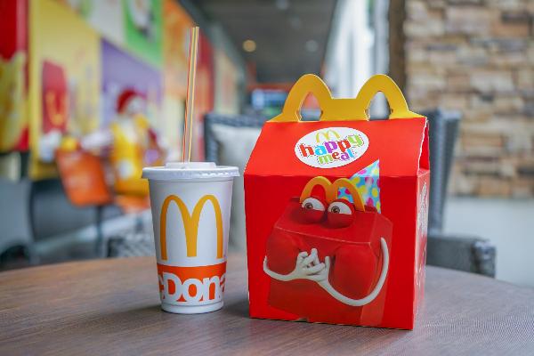 Макдоналдс сокращает количество пластика в игрушках Хэппи Мил по всему миру
