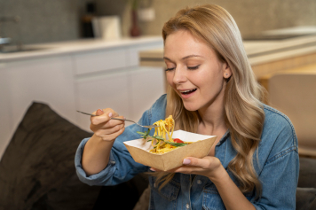 Роскачество: Более 70% россиян покупают готовые блюда домой